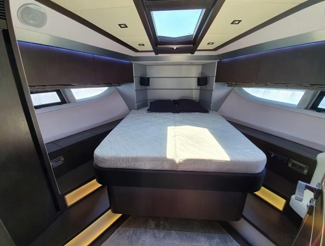 Продается моторная яхта Galeon 700 Skydeck